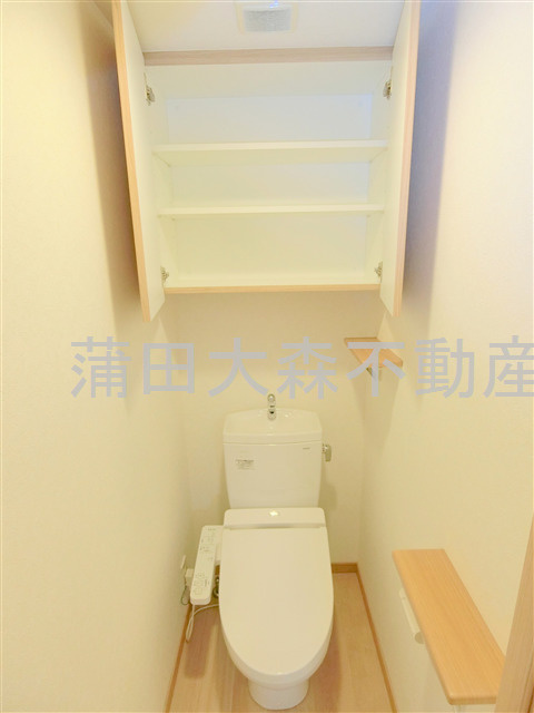 ルーブル大森西のトイレ|棚収納に温水暖房便座付きのトイレ