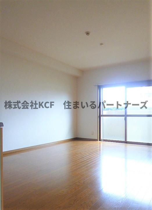 メゾンルミエールの居間・リビング|こちらの居間で趣味の時間をお楽しみください