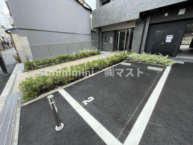 アドバンス大阪ストーリアの駐車場