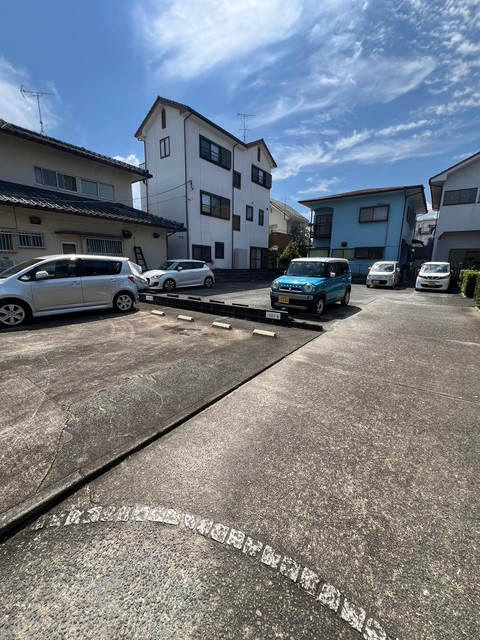 フロイント長門石の駐車場