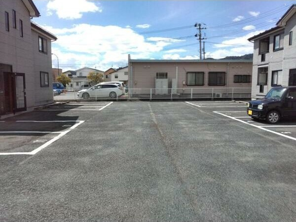 ラフィーネ 弐の駐車場