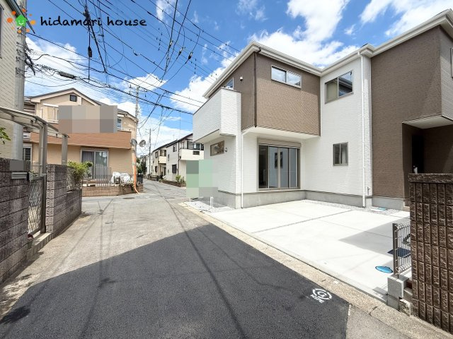 上尾市本町1期　新築戸建　Terrechez01の前面道路含む現地写真
