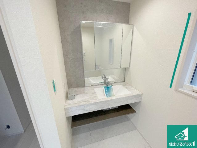 西宮市浜甲子園　新築一戸建ての独立洗面台|清潔感のある洗面台です。フラットな鏡は掃除がしやすく毎日清潔！鏡裏には収納があるのでスッキリとした洗面台が保てます。
