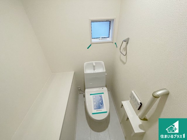 西宮市浜甲子園　新築一戸建てのトイレ|1・2階の2ヶ所にあるので、朝の忙しい時間の順番待ちもなく、深夜の利用にも大変便利です。