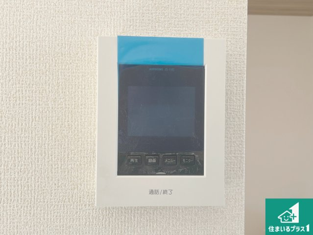 西宮市浜甲子園　新築一戸建ての防犯設備|カラーモニターインターホン！声だけでなく来訪者の姿や顔がモニターで確認できるので、小さなお子様がいらっしゃるご家庭でも安心できます！