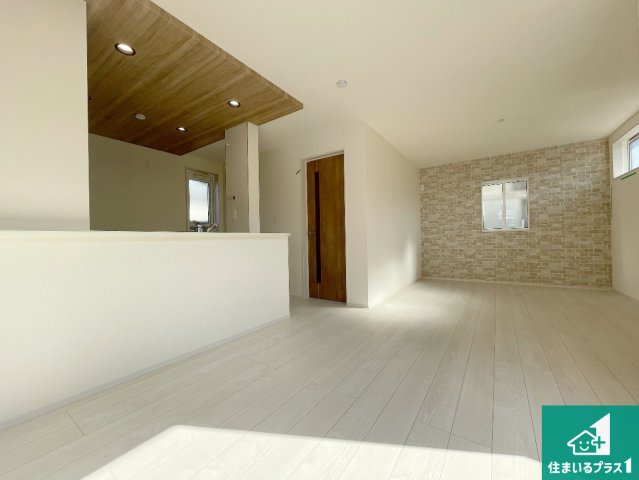 西宮市浜甲子園　新築一戸建ての居間・リビング|日当たり良好の明るいリビングで朝の目覚めもスッキリできそう！対面キッチンでご家族のコミュニケーションも自然と増える設計！小さなお子様が遊ぶスペースを作っても広々とくつろげるLDK！