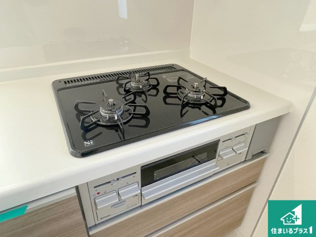 西宮市浜甲子園　新築一戸建ての設備|ダブル高火力Ｓｉセンサー付きコンロ！３口あるので、まとめて料理をする時も大活躍！