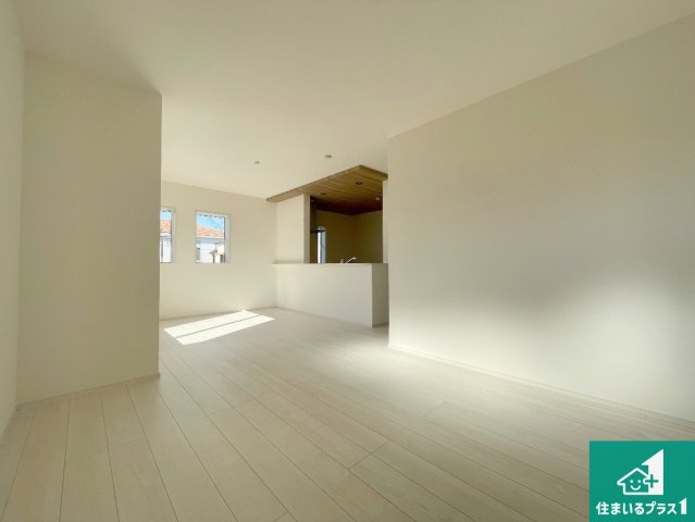 西宮市浜甲子園　新築一戸建ての居間・リビング|シンプルなリビングは、観葉植物等のインテリアを楽しめますね！パパ好みにも、ママ好みにも家具次第で雰囲気を変えることができます！