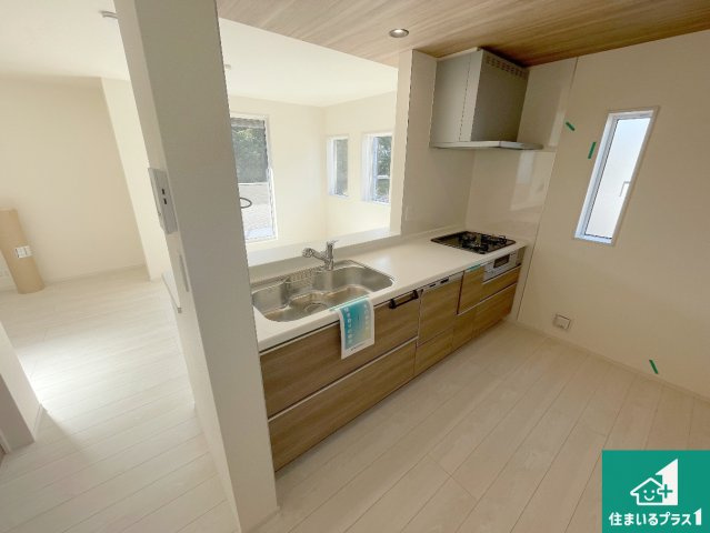 西宮市浜甲子園　新築一戸建てのキッチン|子供を見守りながらお料理が出来るため家族のコミュニケーションか増えます♪スペースが広く確保されている為お子様が大きくなったときは一緒に料理を楽しめます♪