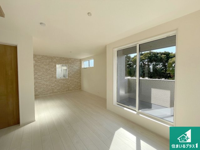 西宮市浜甲子園　新築一戸建ての居間・リビング|明るいリビングで朝の目覚めもスッキリできそう！対面キッチンでご家族のコミュニケーションも自然と増える設計！小さなお子様が遊ぶスペースを作っても広々とくつろげるLDK！