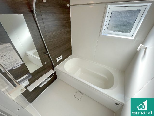 西宮市浜甲子園　新築一戸建ての浴室|足をゆったり伸ばして寛げる浴槽です。窓が設けられていますので差し込む光が明るく穏やかな雰囲気にしてくれます♪浴室乾燥機も設置しているので、雨の日の洗濯物も安心です♪