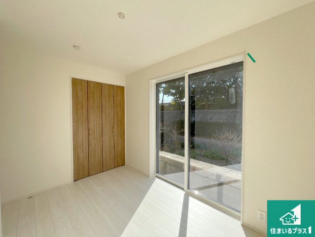 西宮市浜甲子園　新築一戸建ての洋室|寝室は心地よい眠りについてもらいたくて、シンプルかつ開放的な空間な設計にしています！大きな窓から差し込む日が心地いいです♪