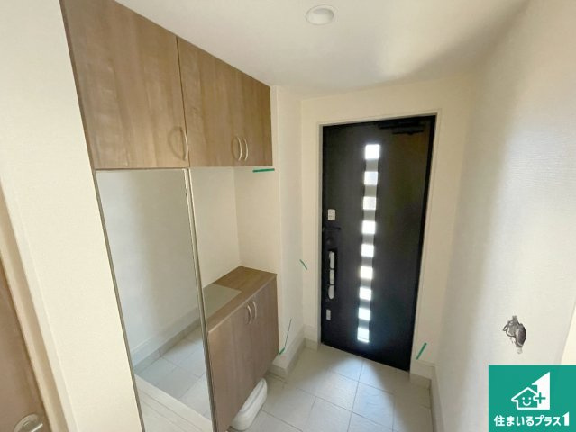 西宮市浜甲子園　新築一戸建ての玄関|シューズボックスにはたくさんの靴が収納できるので玄関周りはいつもスッキリ！ご家族が増えても安心！