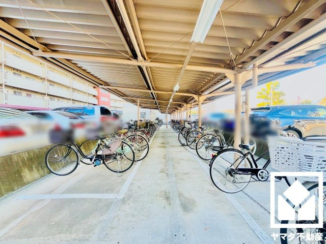 向島ニュータウン第３街区Ｇ棟の駐輪場