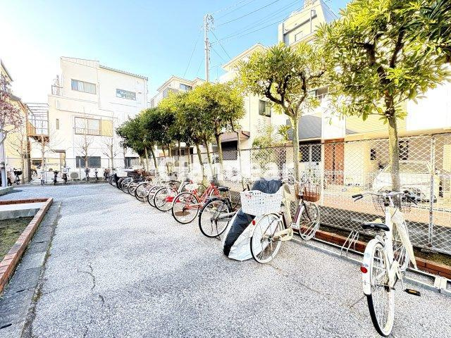 第二お花茶屋ダイヤモンドマンションの駐輪場|ドキドキの新生活も、安心してスタート。ぴったりの住まいを見つけませんか？クランディアが一緒に住まい選びをサポートします‼　まずは、お気軽にお問合せください　＃クランディア