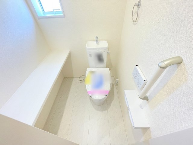 【トイレ】 | ふじみ野市川崎2丁目　新築一戸建住宅　全6棟　(ふじみ野店) | 1階トイレ：手すり・カウンター付きの清潔感あるトイレです！