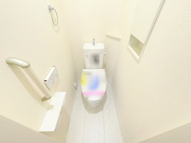 【トイレ】 | ふじみ野市川崎2丁目　新築一戸建住宅　全6棟　(ふじみ野店) | 2階トイレ：手すり・収納付きの清潔感あるトイレです！