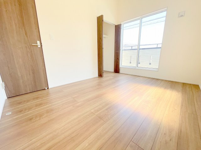 【洋室】 | ふじみ野市川崎2丁目　新築一戸建住宅　全6棟　(ふじみ野店) | 南側6帖洋室：天井を屋根形状に合わせた開放感ある洋室、2面採光の明るいお部屋です♪
