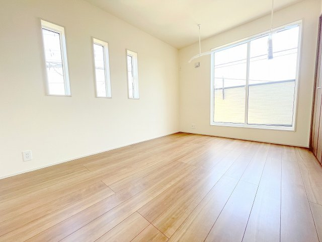 【洋室】 | ふじみ野市川崎2丁目　新築一戸建住宅　全6棟　(ふじみ野店) | 東側6帖洋室：窓が特徴的な明るいお部屋です！