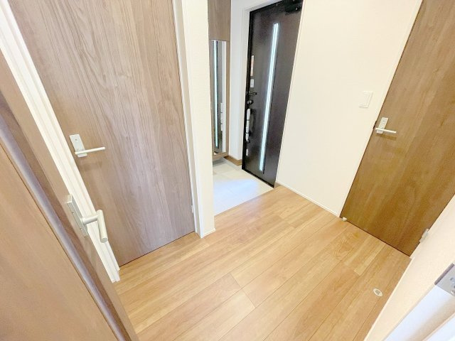 【玄関】 | ふじみ野市川崎2丁目　新築一戸建住宅　全6棟　(ふじみ野店) | 木のぬくもりあたたかいエントランスが家族を迎え入れます