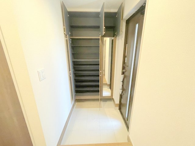 【玄関】 | ふじみ野市川崎2丁目　新築一戸建住宅　全6棟　(ふじみ野店) | シューボックス完備で玄関周りすっきり、うれしい鏡付きです♪