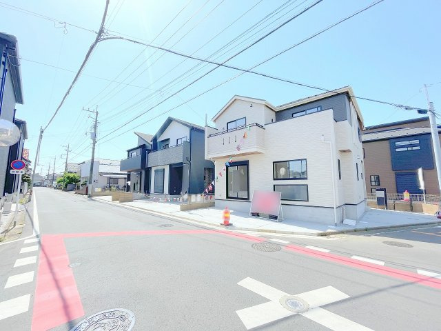 【前面道路含む現地写真】 | ふじみ野市川崎2丁目　新築一戸建住宅　全6棟　(ふじみ野店) | 角地＆間口が広く駐車ラクラク！