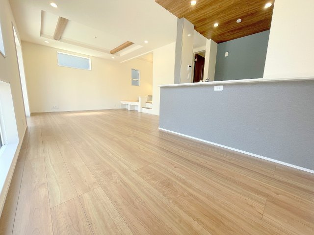 【居間・リビング】 | ふじみ野市川崎2丁目　新築一戸建住宅　全6棟　(ふじみ野店) | ぬくもり感じる木彫素材を基調としたリビング、4面採光で日当たり・風通し良好♪