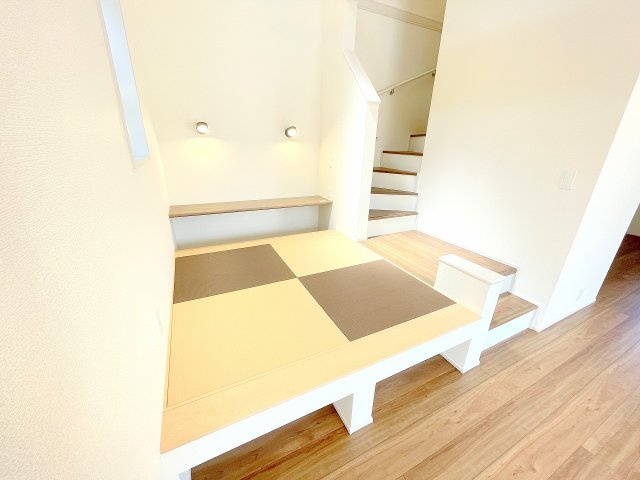 【居間・リビング】 | ふじみ野市川崎2丁目　新築一戸建住宅　全6棟　(ふじみ野店) | 畳素材の小上がりは勉強スペースやキッズスペースとしても大活躍♪