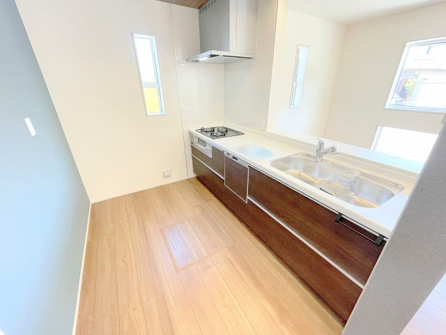 【キッチン】 | ふじみ野市川崎2丁目　新築一戸建住宅　全6棟　(ふじみ野店) | 広々スペースのキッチン、折下天井がおしゃれです！