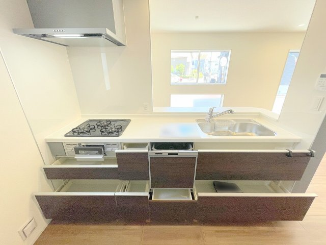 【キッチン】 | ふじみ野市川崎2丁目　新築一戸建住宅　全6棟　(ふじみ野店) | 食器洗浄乾燥機付きカウンターシステムキッチン、収納機能豊富です！