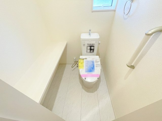 【トイレ】 | ふじみ野市川崎2丁目　新築一戸建住宅　全6棟　(ふじみ野店) | 清潔感あるきれいなトイレ、手すり・カウンター付です！
