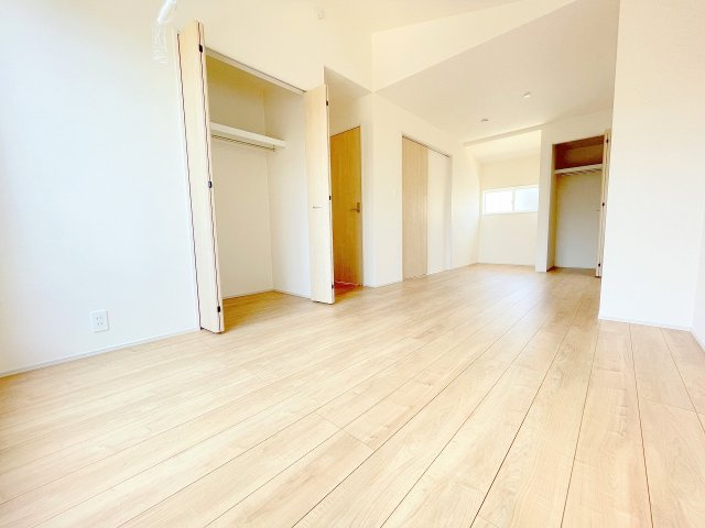 【洋室】 | ふじみ野市川崎2丁目　新築一戸建住宅　全6棟　(ふじみ野店) | 将来子供部屋として2つの部屋にアレンジできるフレキシブルルーム♪