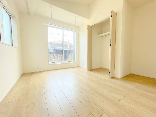 【洋室】 | ふじみ野市川崎2丁目　新築一戸建住宅　全6棟　(ふじみ野店) | フレキシブルルーム東側5.25帖：屋根形状に合わせた勾配天井で開放感UP！室内物干吊下げ式は洗濯物の取り込み時に大活躍！