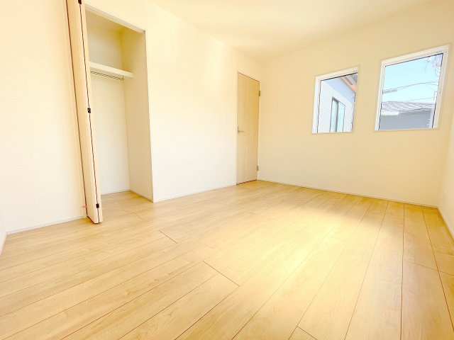【洋室】 | ふじみ野市川崎2丁目　新築一戸建住宅　全6棟　(ふじみ野店) | 西側6帖洋室：3面採光で風通しの良い洋室、クローゼット完備です！