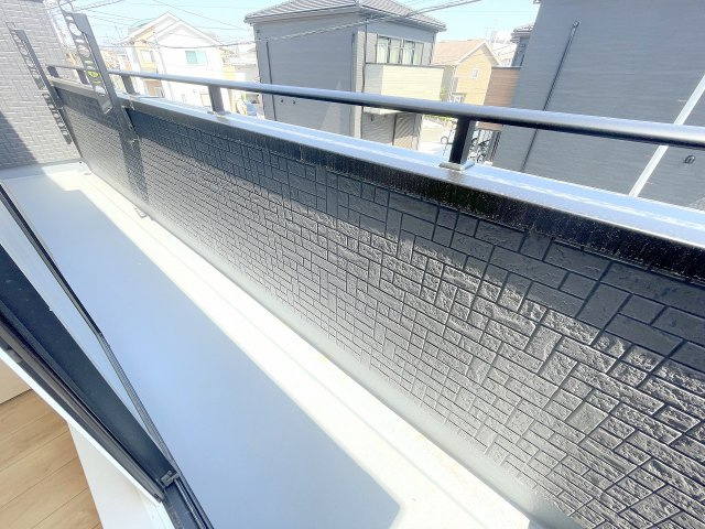 【バルコニー】 | ふじみ野市川崎2丁目　新築一戸建住宅　全6棟　(ふじみ野店) | 東側6帖洋室バルコニー：2部屋から行き来できるバルコニーです！