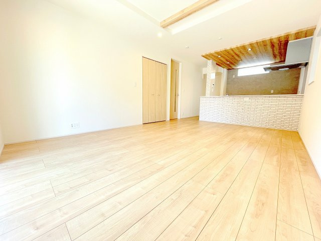 【居間・リビング】 | ふじみ野市川崎2丁目　新築一戸建住宅　全6棟　(ふじみ野店) | 温かみのある木彫素材を基調としたリビング、折り上げ天井による開放感とキッチンのアクセントクロスがおしゃれです♪