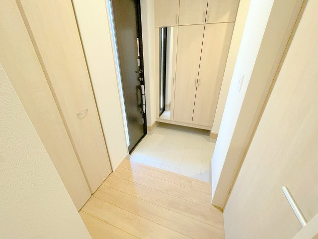 【玄関】 | ふじみ野市川崎2丁目　新築一戸建住宅　全6棟　(ふじみ野店) | 収納機能豊富な玄関、あたたかなエントランスが家族を迎え入れます