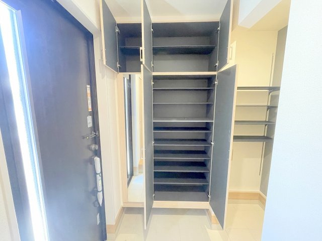 【玄関】 | ふじみ野市川崎2丁目　新築一戸建住宅　全6棟　(ふじみ野店) | シューズボックスで玄関周りすっきり、鏡付です！