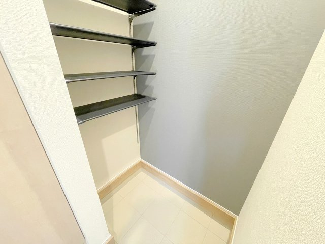 【玄関】 | ふじみ野市川崎2丁目　新築一戸建住宅　全6棟　(ふじみ野店) | 嬉しいシューズクローク、ベビーカーやスポーツ・カー用品など置けます♪