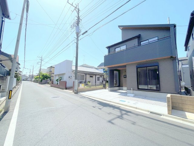【前面道路含む現地写真】 | ふじみ野市川崎2丁目　新築一戸建住宅　全6棟　(ふじみ野店) | カースペースは間口が広く駐車ラクラク！周辺環境も併せてご案内いたします。
お気軽にお問い合わせください！