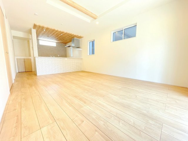 【居間・リビング】 | ふじみ野市川崎2丁目　新築一戸建住宅　全6棟　(ふじみ野店) | 温かみのある木彫素材を基調としたリビング、折り上げ天井による開放感とキッチンのアクセントクロスがおしゃれです♪