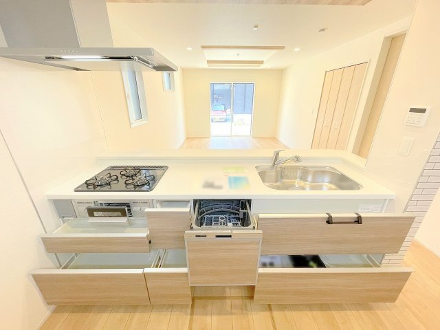 【キッチン】 | ふじみ野市川崎2丁目　新築一戸建住宅　全6棟　(ふじみ野店) | 食器洗浄乾燥機付カウンターシステムキッチン、木目が可愛いキッチンは収納機能も豊富です！