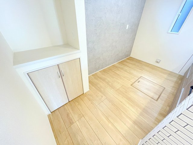 【キッチン】 | ふじみ野市川崎2丁目　新築一戸建住宅　全6棟　(ふじみ野店) | 広いキッチンスペース、床下収納と棚も完備しております！
