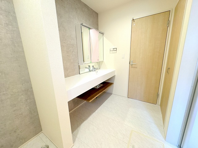 【独立洗面台】 | ふじみ野市川崎2丁目　新築一戸建住宅　全6棟　(ふじみ野店) | モダンなデザインながら機能性も充実。
