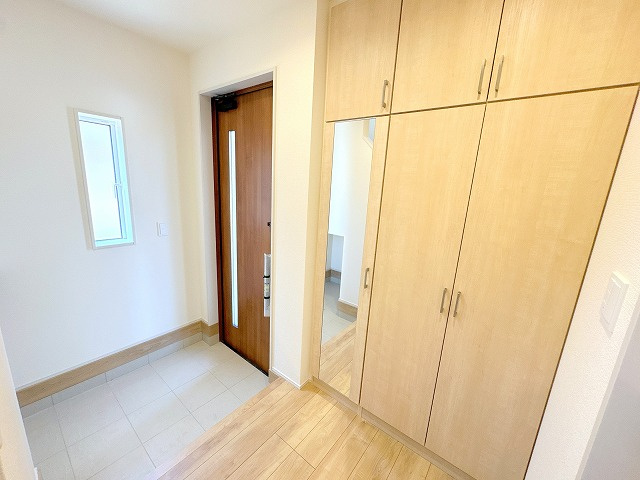 【玄関】 | ふじみ野市川崎2丁目　新築一戸建住宅　全6棟　(ふじみ野店) | 家出る前の身だしなみをチェックできる鏡もあります♪