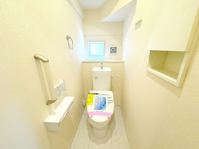 【トイレ】 | ふじみ野市川崎2丁目　新築一戸建住宅　全6棟　(ふじみ野店) | 温水洗浄機付きトイレ。