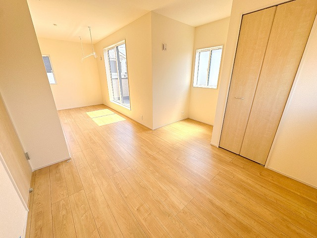 【洋室】 | ふじみ野市川崎2丁目　新築一戸建住宅　全6棟　(ふじみ野店) | 洋室6.5帖とつながっており、様々なライフスタイルに適応できる間取りが魅力的です。
※間仕切壁工事は有償となります。
