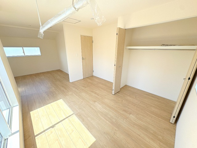 【洋室】 | ふじみ野市川崎2丁目　新築一戸建住宅　全6棟　(ふじみ野店) | 洋室5.25帖とつながっており、様々なライフスタイルに適応できる間取りが魅力的です。
※間仕切壁工事は有償となります。