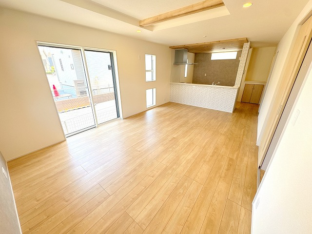 【居間・リビング】 | ふじみ野市川崎2丁目　新築一戸建住宅　全6棟　(ふじみ野店) | LDK18.75帖。【陽】団らんのひと時を明るく演出する南東向きの大きな窓があるリビングダイニング