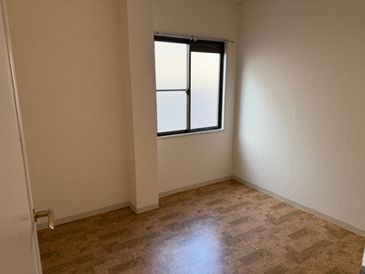 【洋室】 | ロイヤル八尾 | 使い勝手のいい洋室です